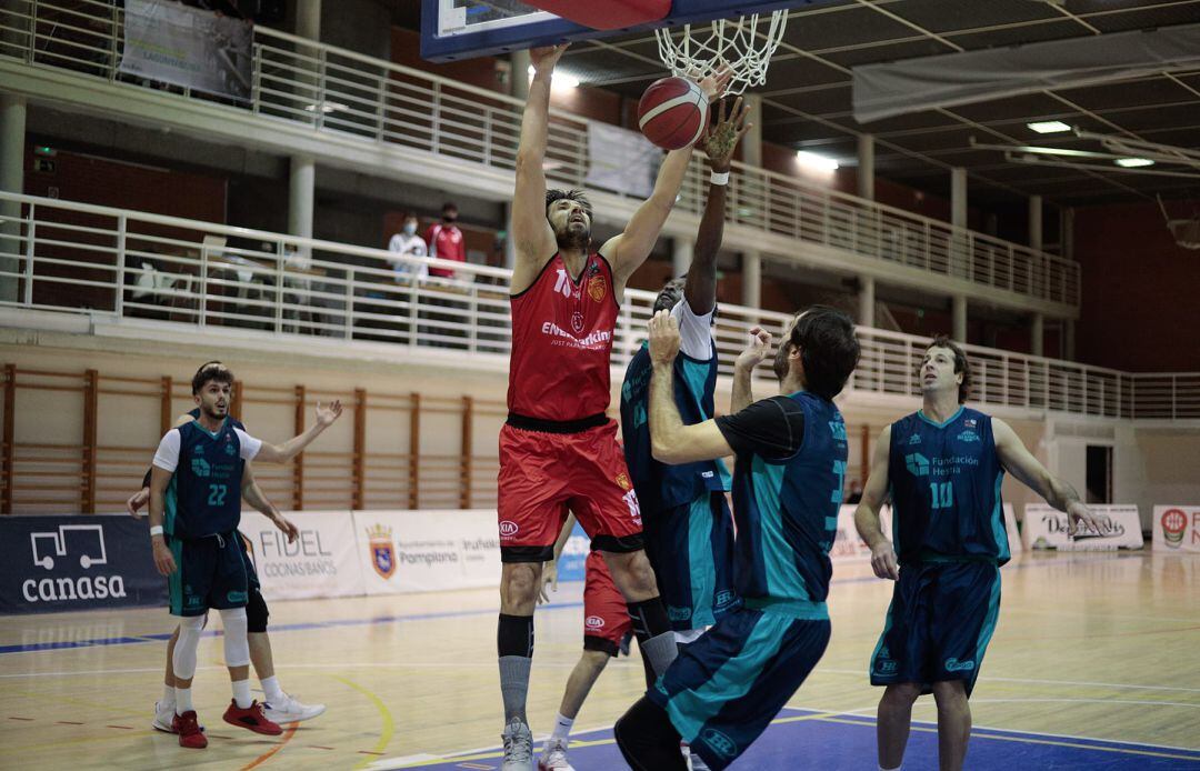 Adrián García anotando ante Menorca en Arrosadia