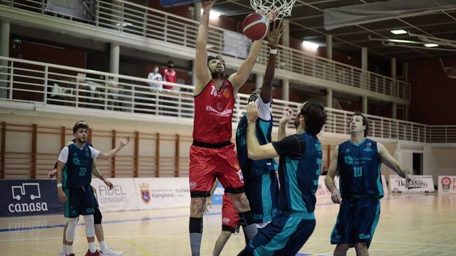 Adrián García anotando ante Menorca en Arrosadia