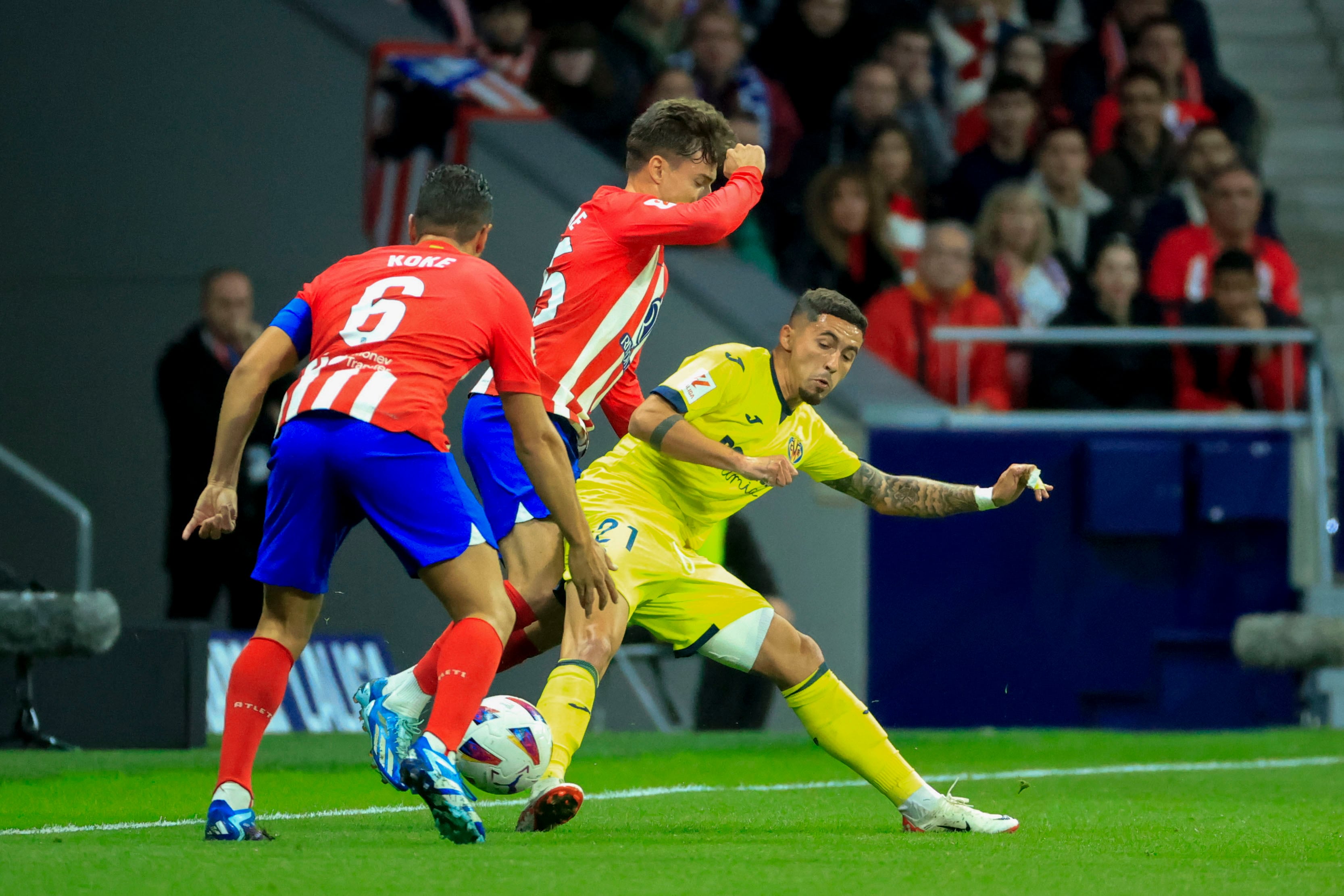 Yeremy Pino, delantero del Villarreal, disputa una posesión ante Rodrigo Riquelme