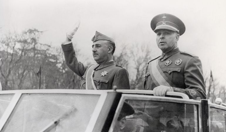 Francisco Franco saludando durante un evento.