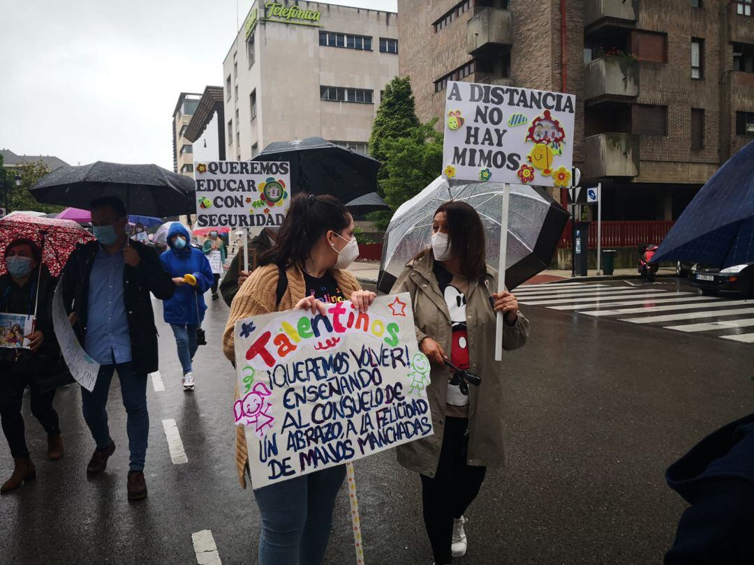 La manifestación ha partido desde la Consejería de Bienestar y ha culminado en Presidencia del Gobierno. 