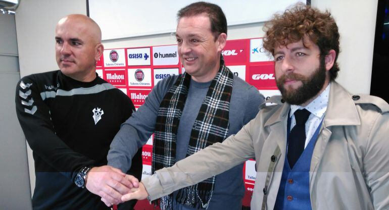 De izquierda a derecha, Luis César Sampedro (entrenador), el presidente del club (José Miguel Garrido) y Victor Moreno, secretario técnico del Albacete