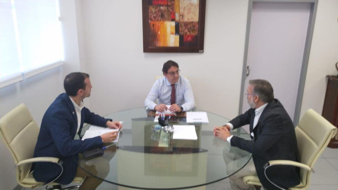 Imagen de la reunión mantenida entre el consejero de sanidad, José María Vergeles (Centro) y el alcalde de Plasencia, Fernando Pizarro (Izq).