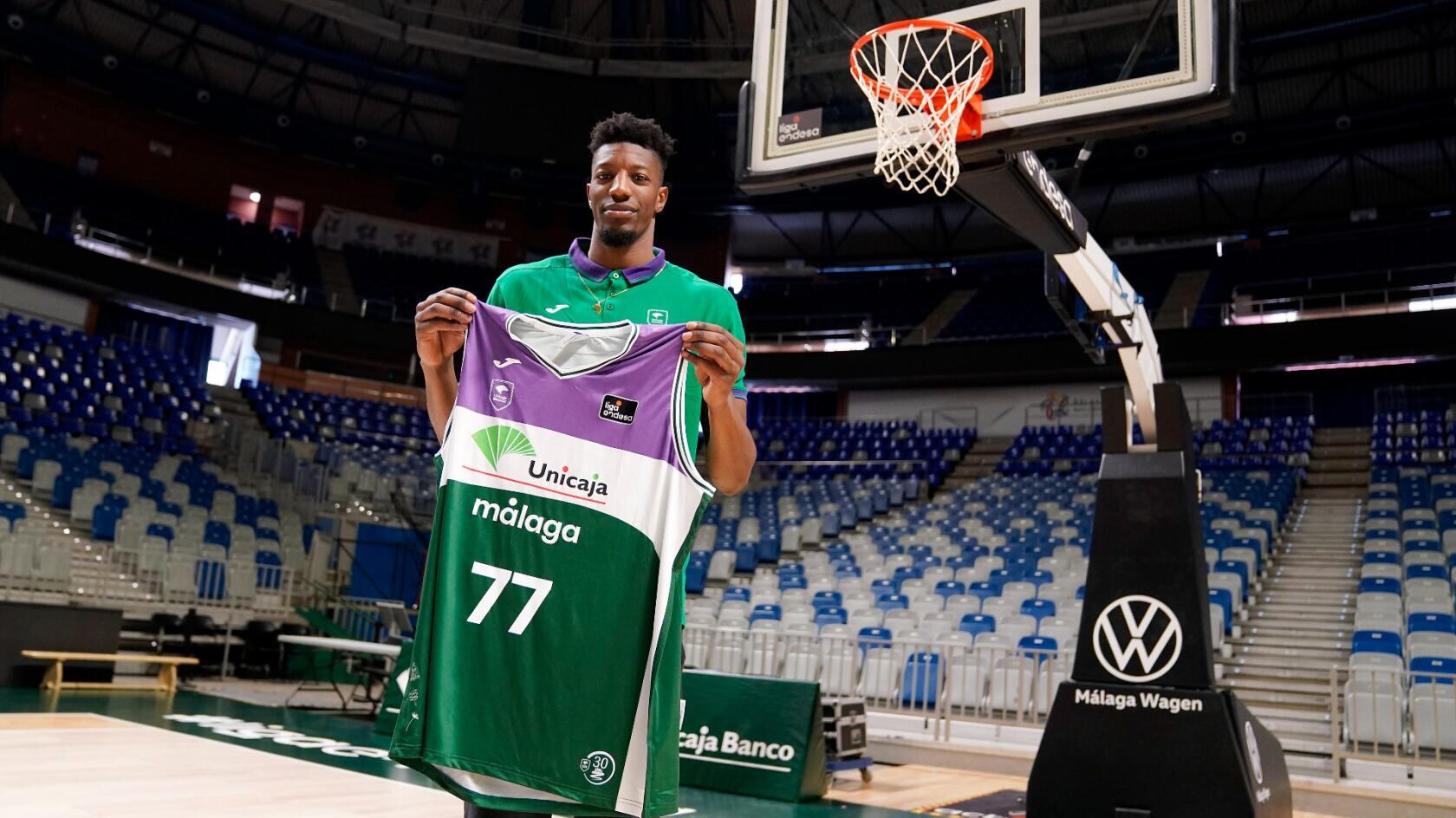 Sima posa con la camiseta del Unicaja