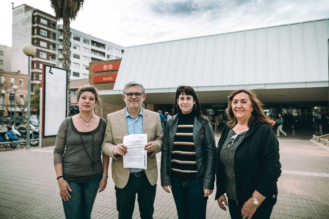 Compromís més Gandia unida con la lista de reivindicaciones en la estación de Renfe de Gandia 