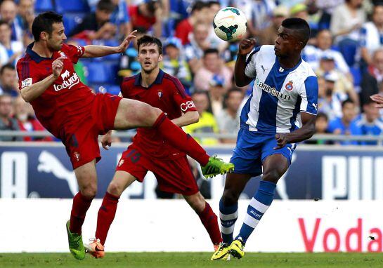 Una acción del Espanyol - Osasuna de la penúltima jornada de la Liga 2013-14.