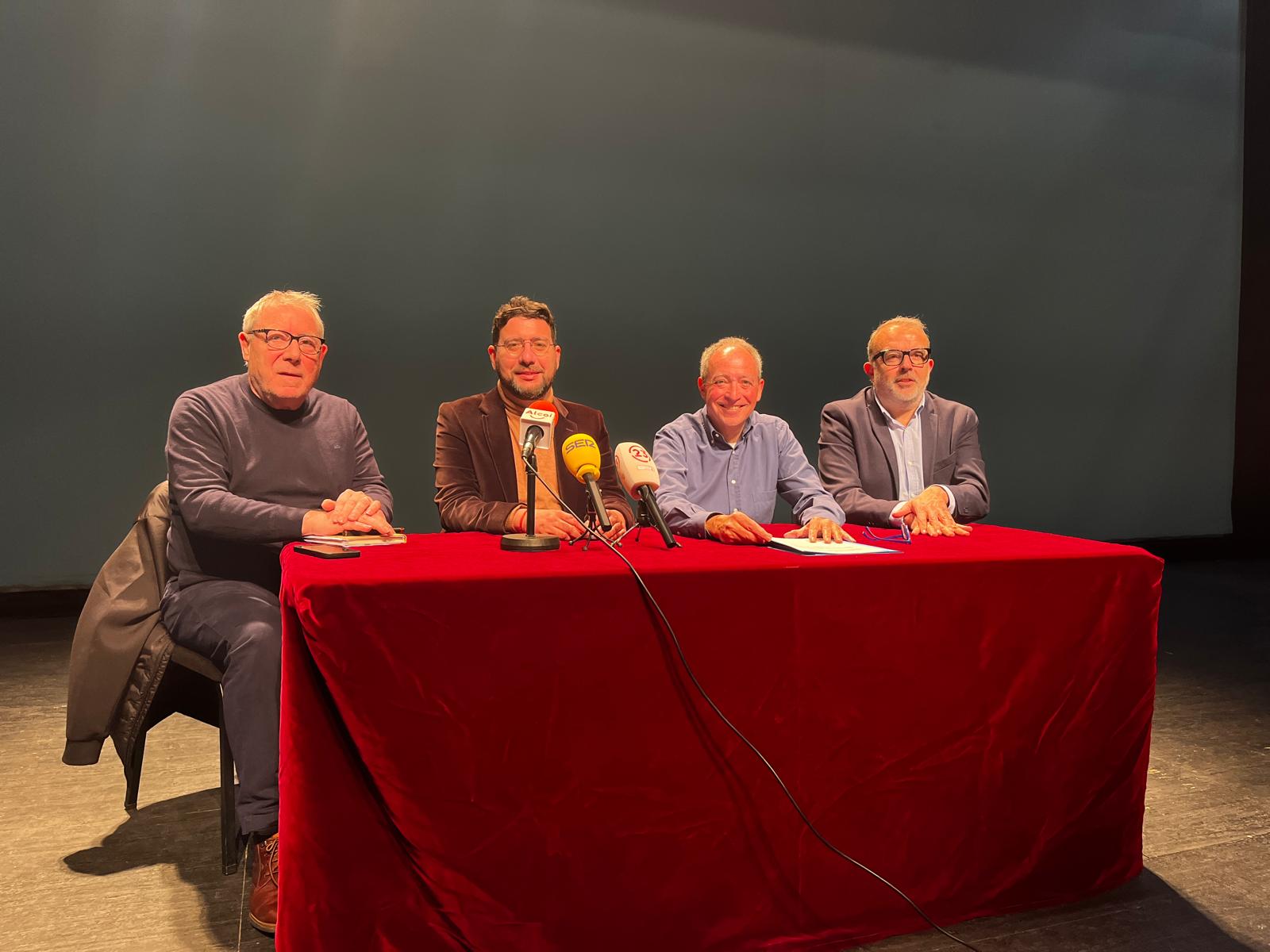 Roberto Escobar, representante de la FSMCV; Àlex Cerradelo, edil de Igualdad; Alfredo Llorens, de la Filà Marrakesch y Jordi Martínez, edil de Fiestas.