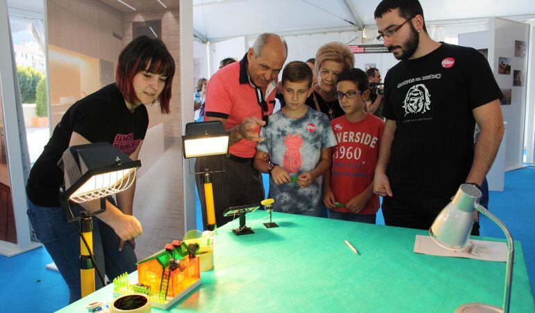 Participantes en una de las actividades de la anterior edición de la &#039;Noche Europea de los Investigadores&#039;