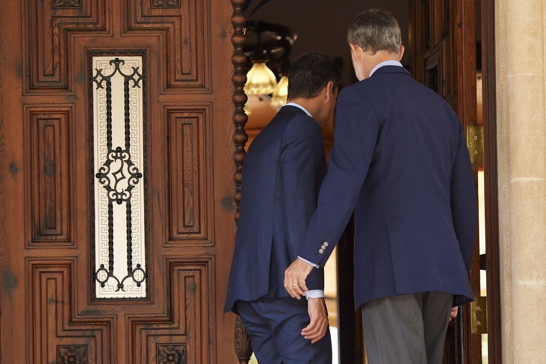 El rey Felipe VI en su reunión con Pedro Sáncnez este verano en el Palacio de Miravent, en Mallorca.