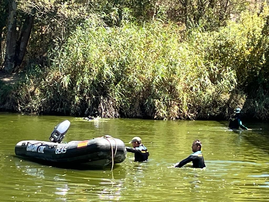 Agentes del GEAS rastrean el fondo del río Palmones