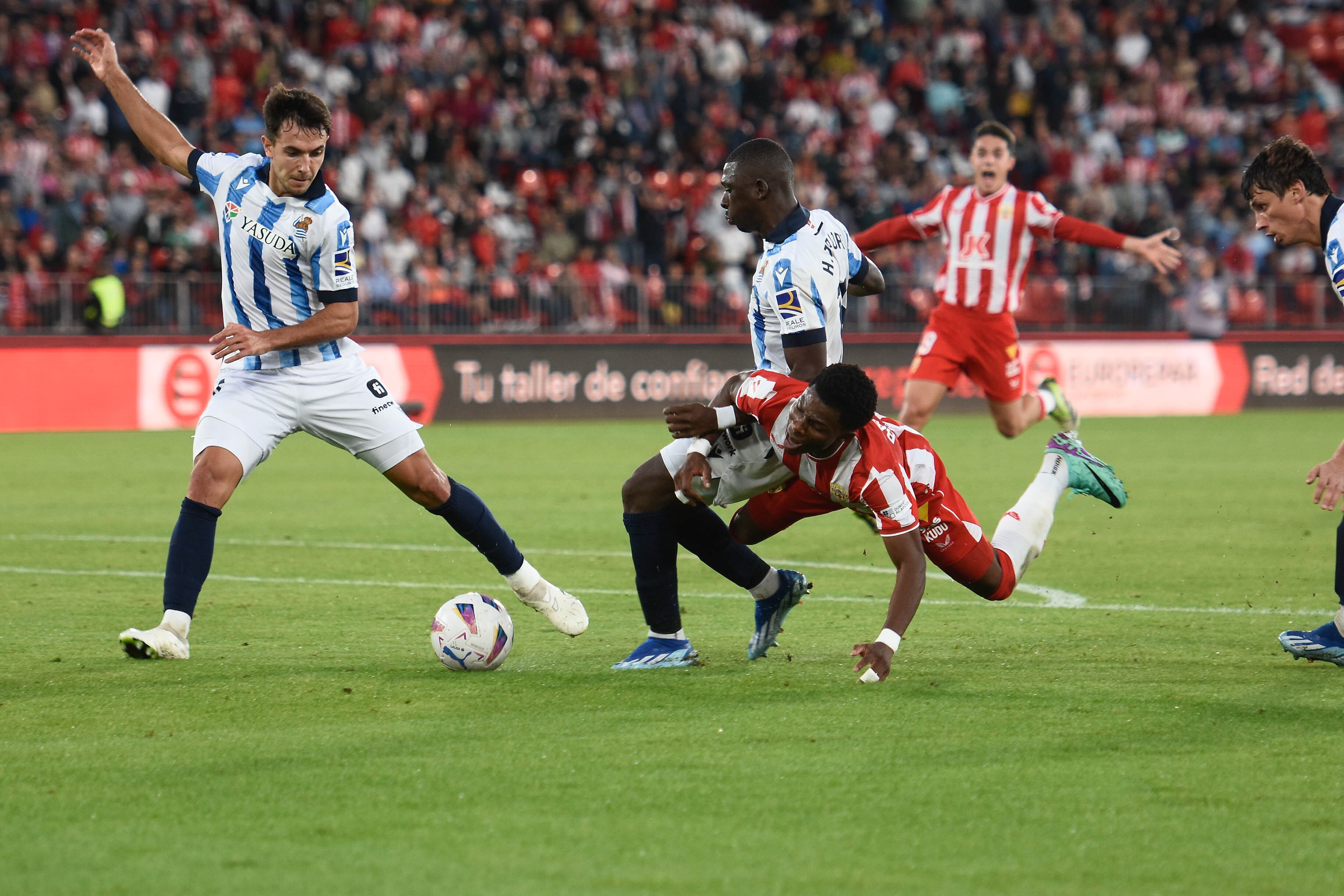 Ramazani fue derribado dentro del área de la Real Sociedad.