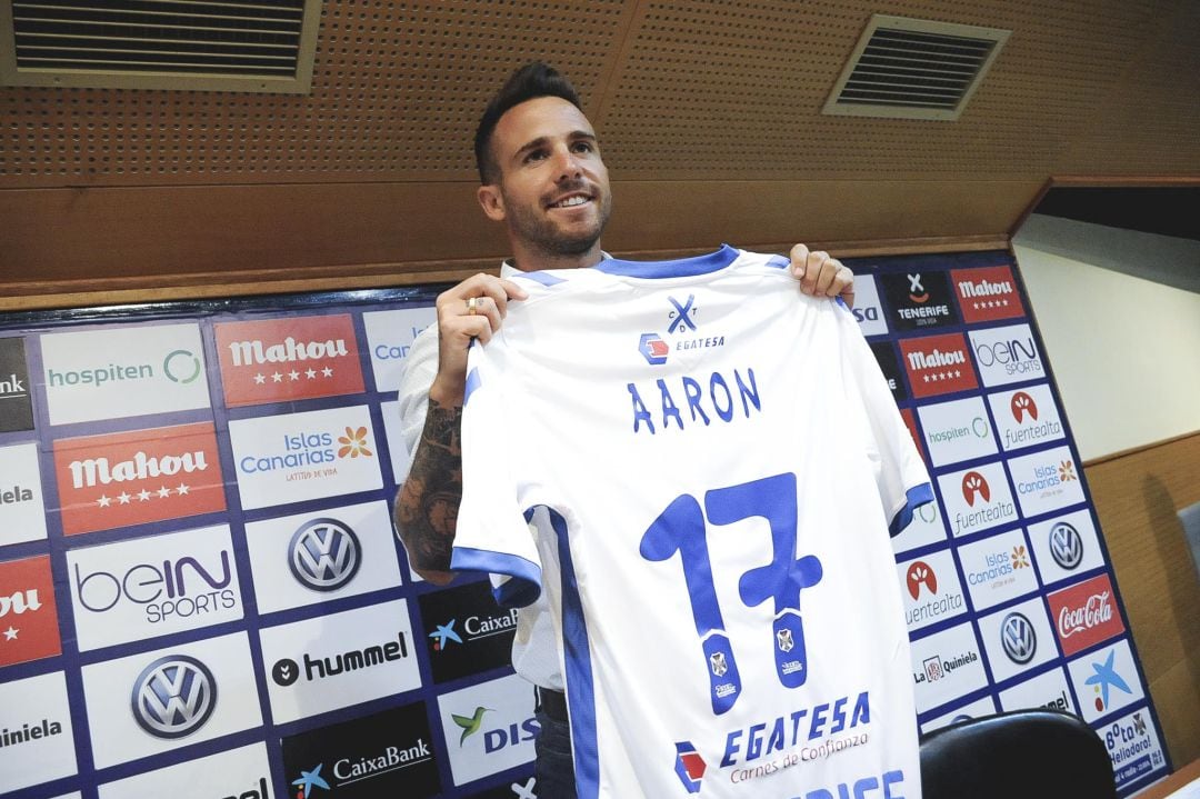 El jugador alicantino en su presentación con el CD Tenerife hace dos campañas