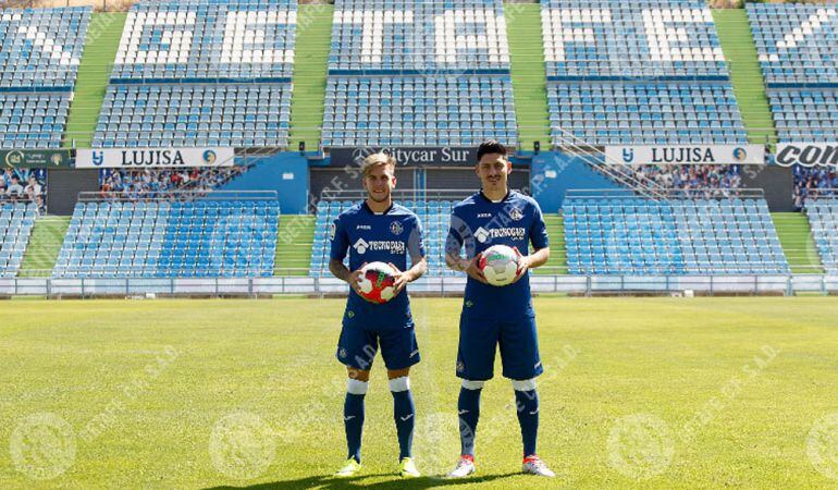 Alvaro Jiménez (i) y Alejandro Faurlín posan con la camiseta del Getafe C.F. tras su presentación en el Coliseum