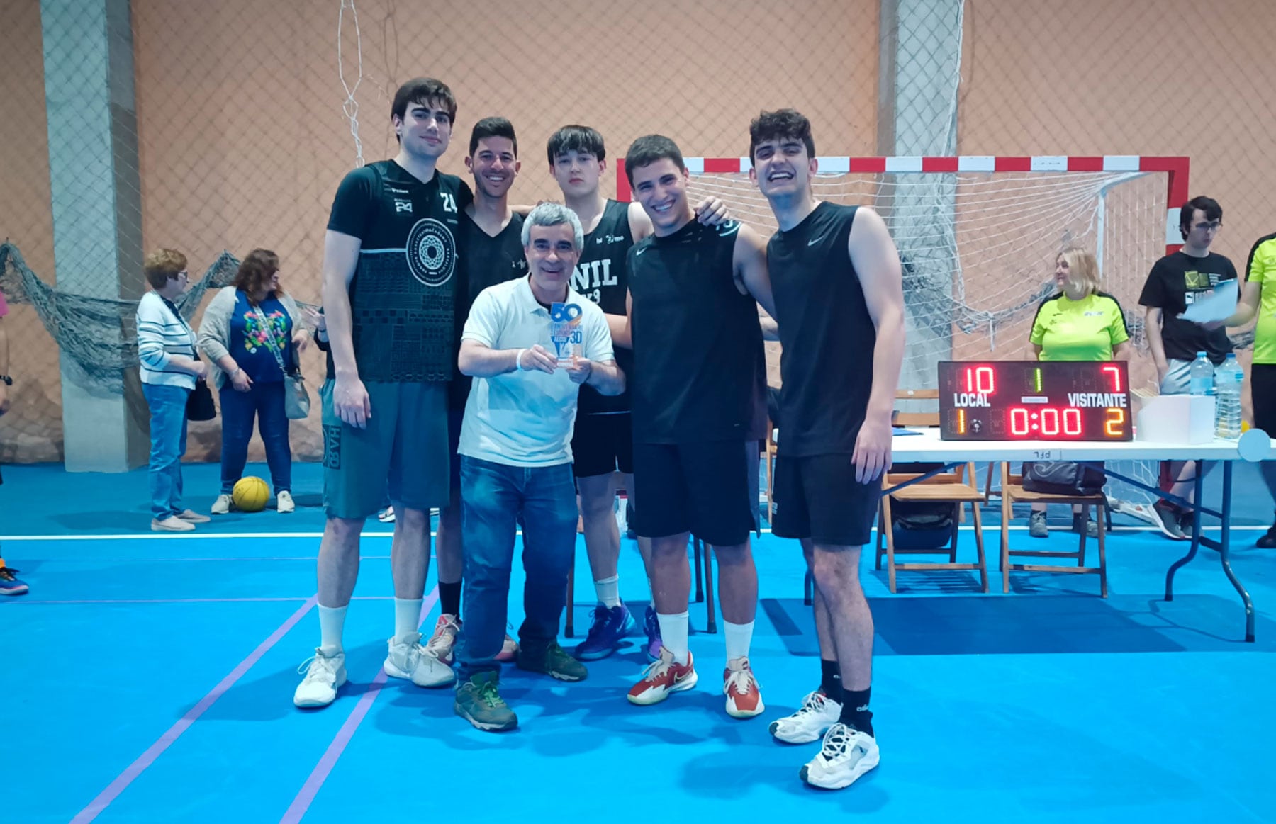 Los jugadores de los Pipis reciben el trofeo de ganadores del 3 contra 3 de manos del presidente de la liga local, Paco Agulló