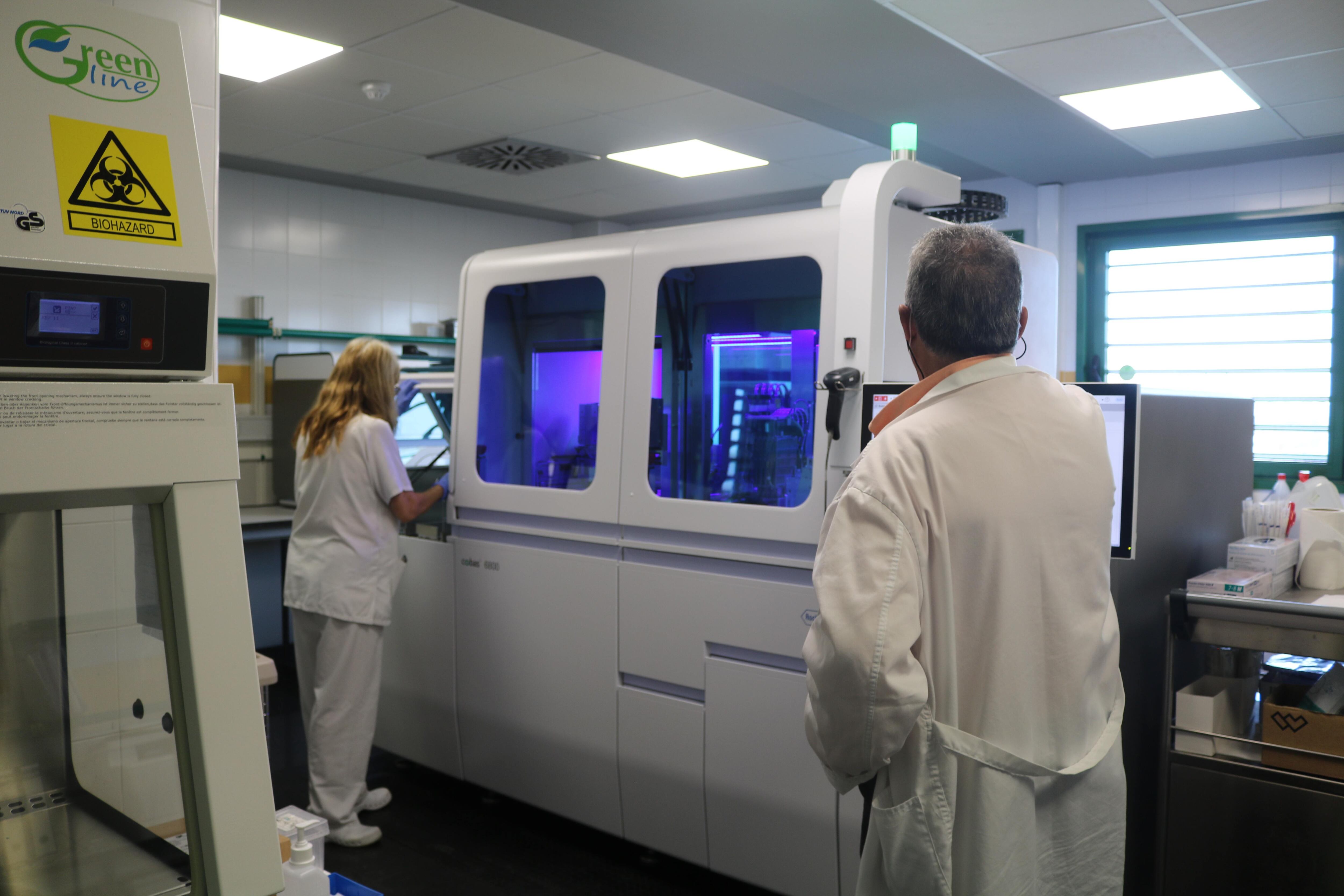 Profesionales del hospital Molina Orosa con el nuevo equipo de PCRs.