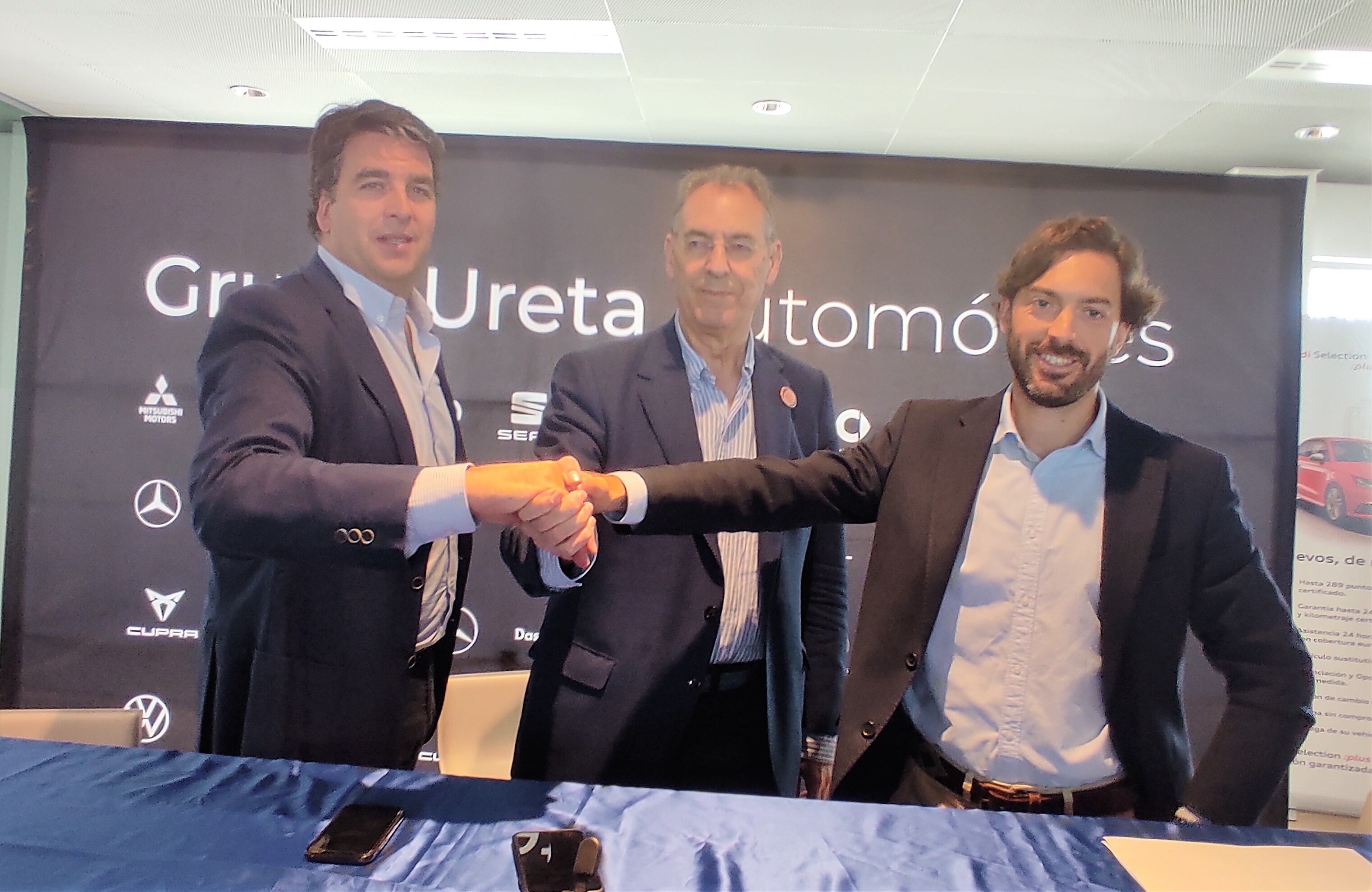 Fernando Andrés JR (gerente de Ural Motor), Miguel Ángel Benavente (presidente del CB Tizona) y Guillermo Ayala (gerente de Ureta Motor). / Foto: Radio Castilla