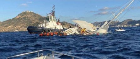 Momento del hundimiento de catamarán frente al Puerto de Cartagena