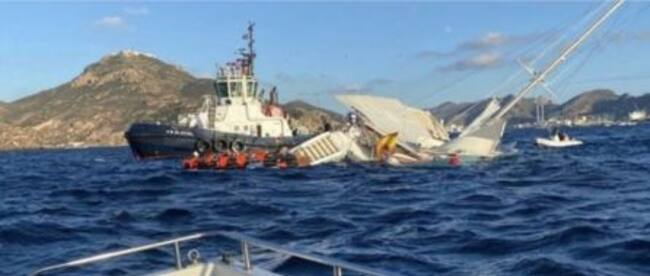 Momento del hundimiento de catamarán frente al Puerto de Cartagena