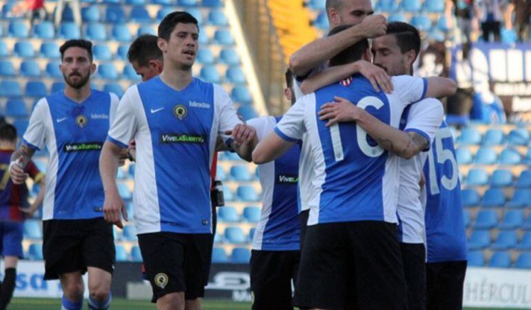 Los jugadores del Hércules celebran un gol
