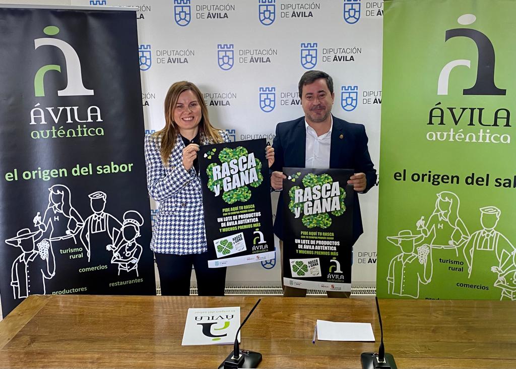 La directora técnica de la marca Ávila Auténtica, Gemma Rodríguez, y el diputado de Desarrollo Rural, Jesús Martín, posan con el cartel de la campaña