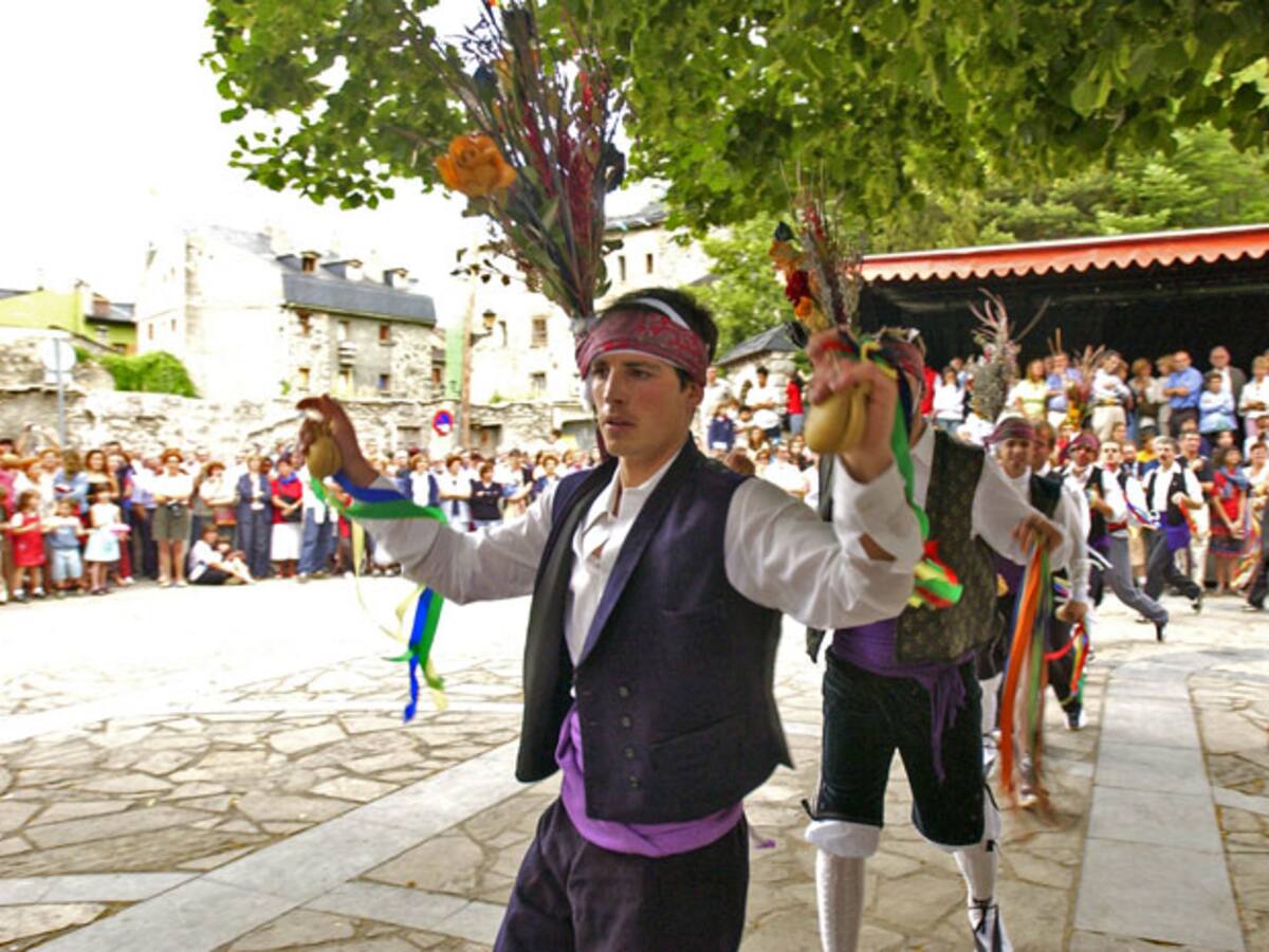 El “Ball dels omes” vuelve hoy jueves y mañana el “Ball de les donnes” con las mujeres a Benasque