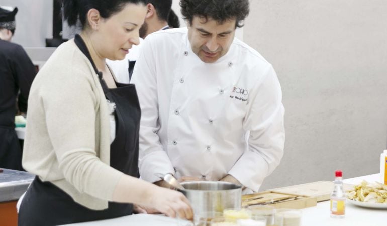 El chef Pepe Rodríguez reinterpretando la tradicional pastela marroquí que ha elaborado Imane Aboulhassane