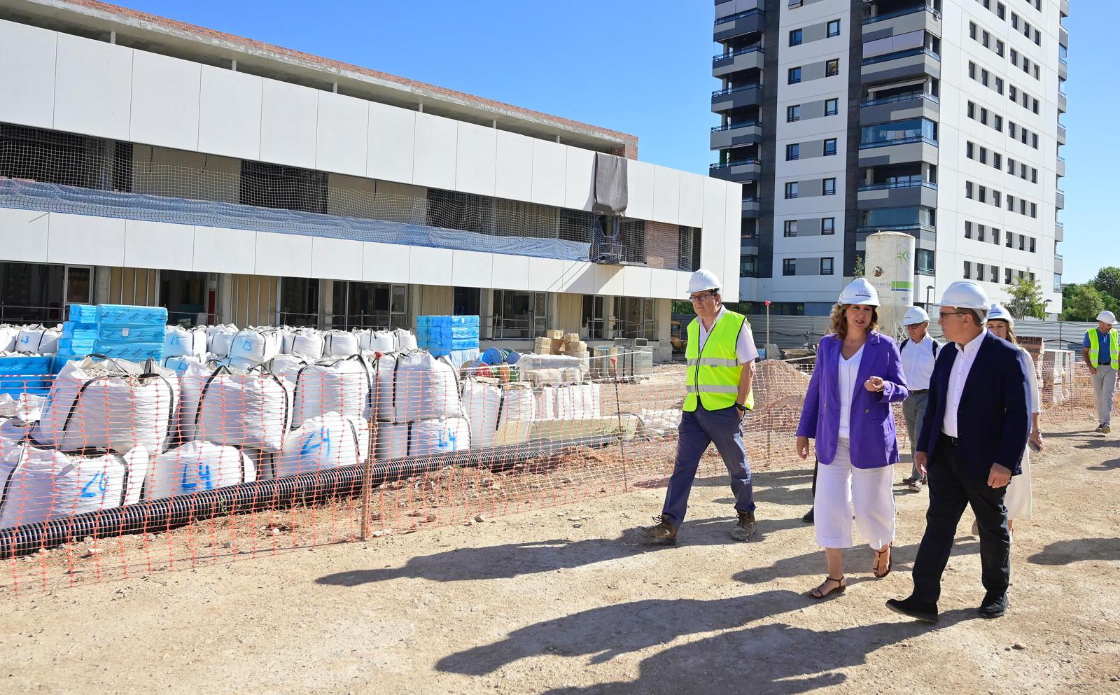 María José Catalá, alcaldesa de València y José Antonio Rovira, conseller de Educación, visitan un colegio en construcción en el barrio de Malilla
