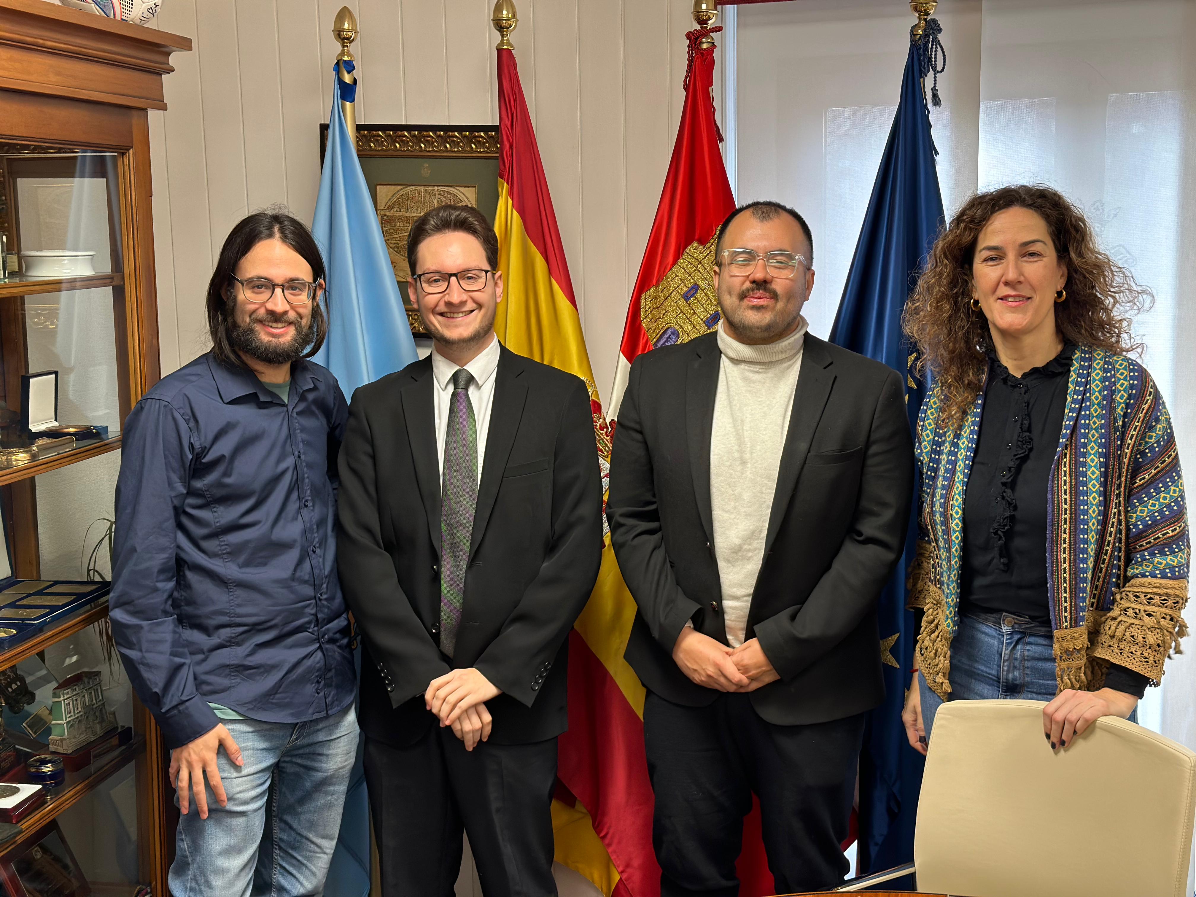 Nahuel González, diputado de SUMAR (segundo por la derecha) entre el alcalde de Aranda, Antonio Linaje y la representante de IU-Aranda, Vanesa González. A la izda, el concejal de IU-Aranda, Carlos Medina