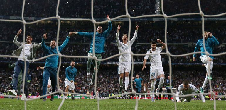 Los jugadores del Madrid celebran el pase a la final de la Champions 