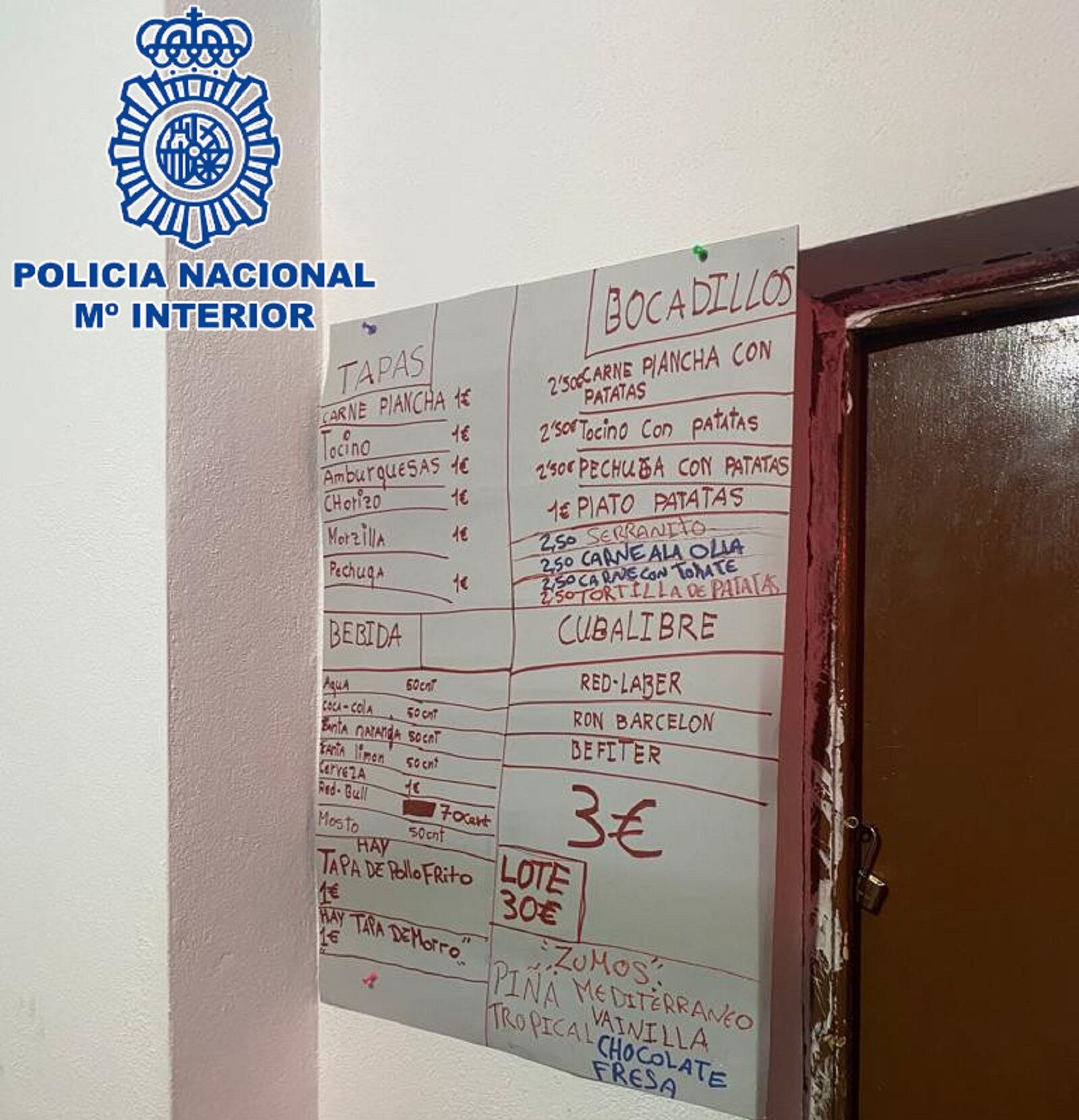 Uno de los carteles que se exhibían en el bar clandestino clausurado en Linares