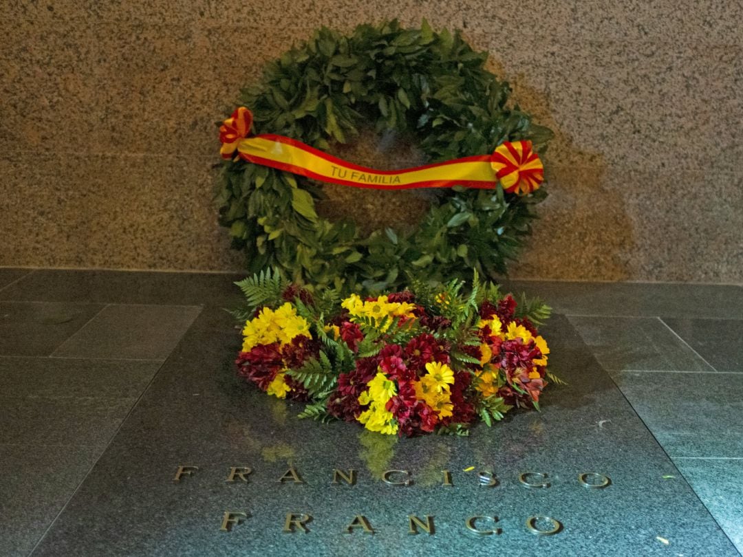 Imagen de la tumba de Franco con una corona de la familia y flores en el cementerio de El Pardo-Mingorrubio, en Madrid