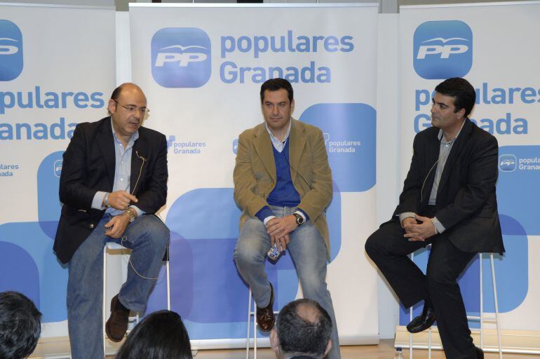 El alcalde de Loja, Joaquín Camacho (d), junto a Juanma Moreno y Sebastián Pérez.