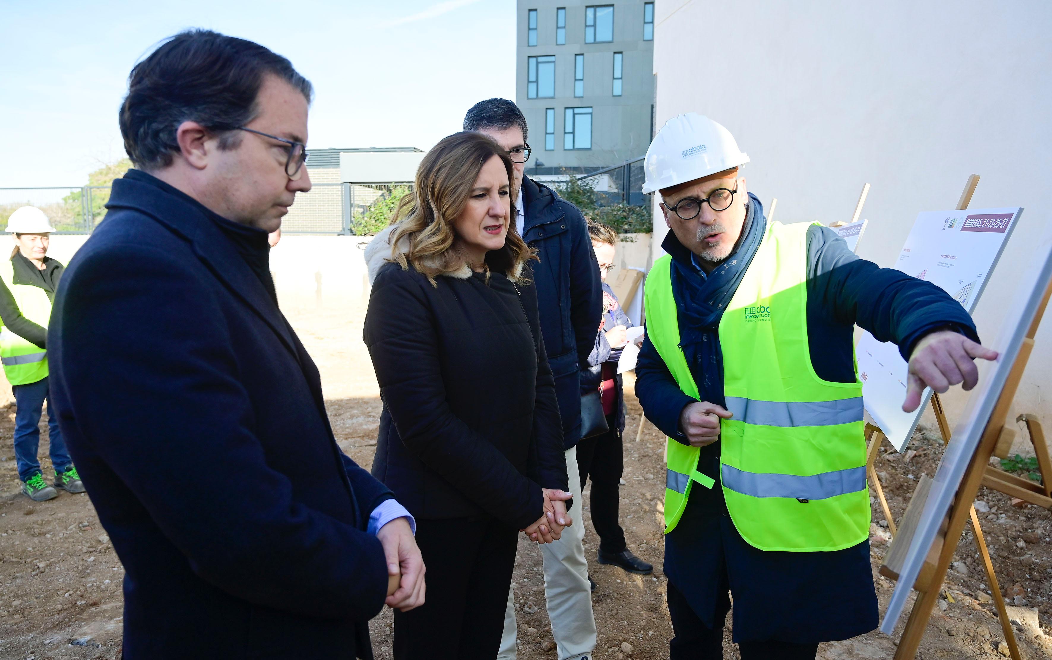 María José Catalá visita las obras del primer edificio intergeneracional de vivienda pública de València
