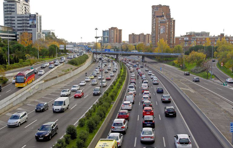  Situación de la circulación en la M-30, hoy a la salida de Madrid al inicio del dispositivo dispositivo especial de la Dirección General de Tráfico que se ha puesto en marcha a las tres de la tarde para regular los cerca de 11,5 millones de desplazamient