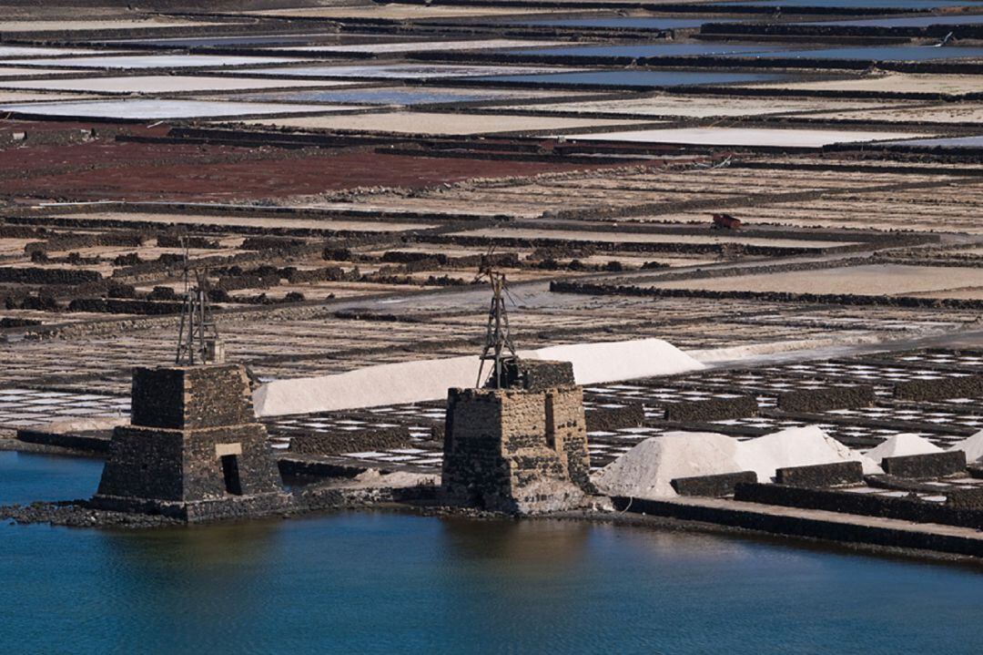 Los molinos a restaurar en las salinas de Janubio, en Lanzarote.