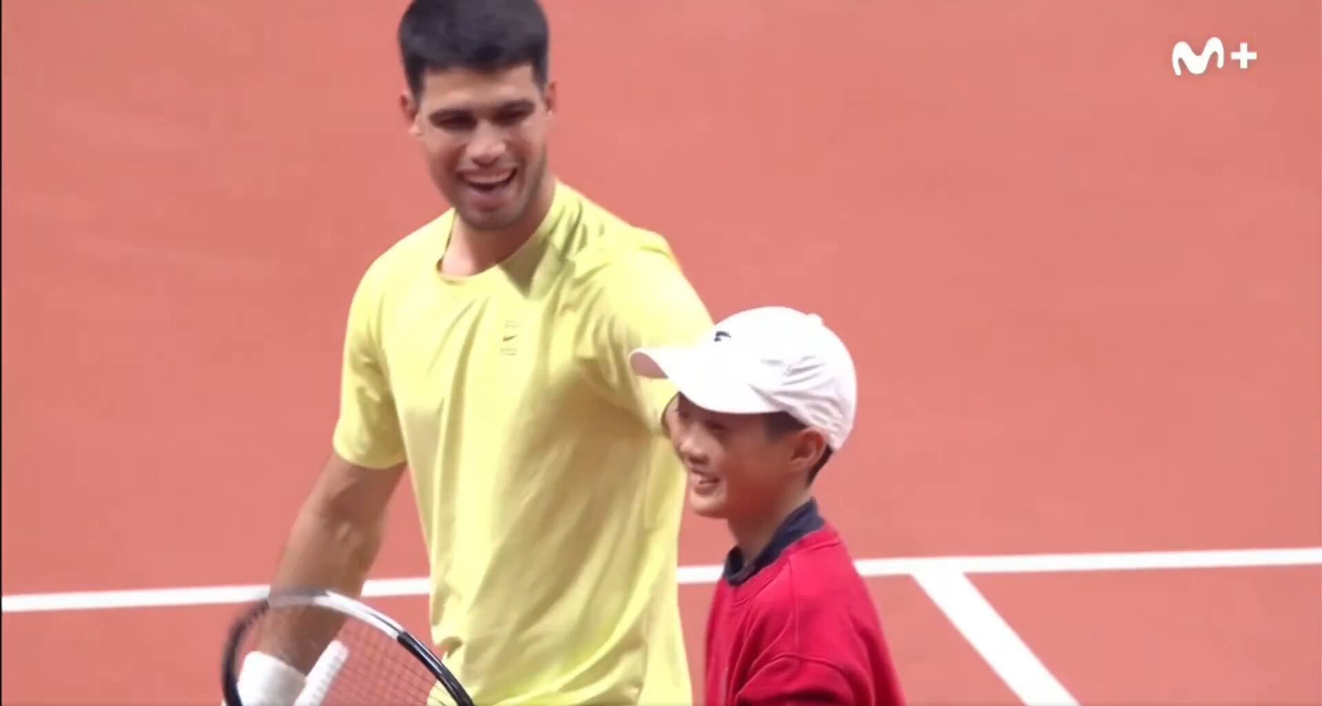Carlos Alcaraz jugando con un niño en la exhibición en Corea del Sur / Captura de pantalla