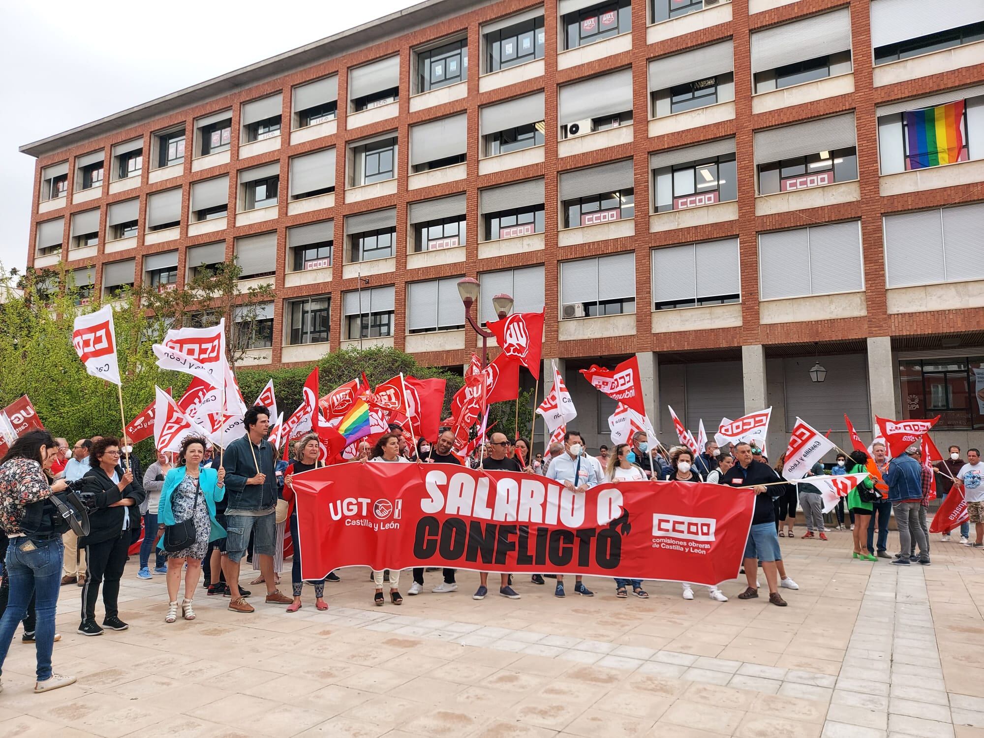 Concentración en la Plaza de los Juzgados de Palencia de CCOO y UGT