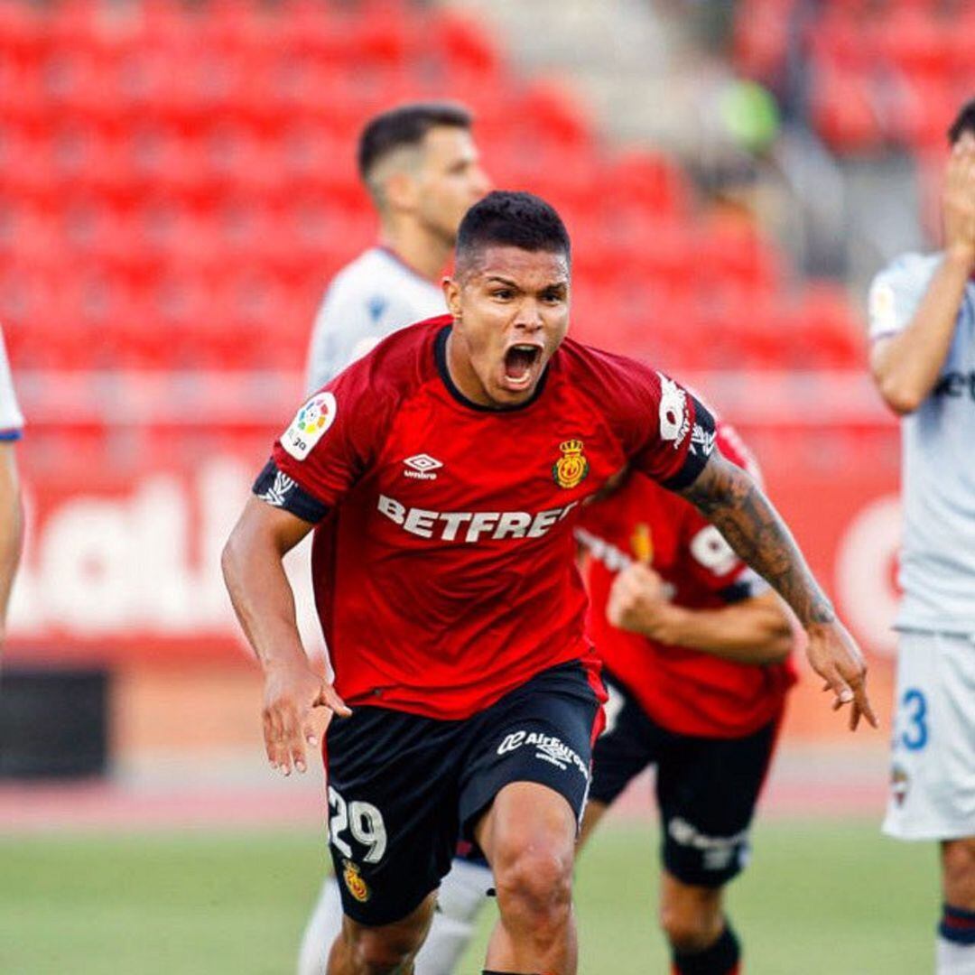 Cucho Hernández celebra el primer gol contra el Levante.