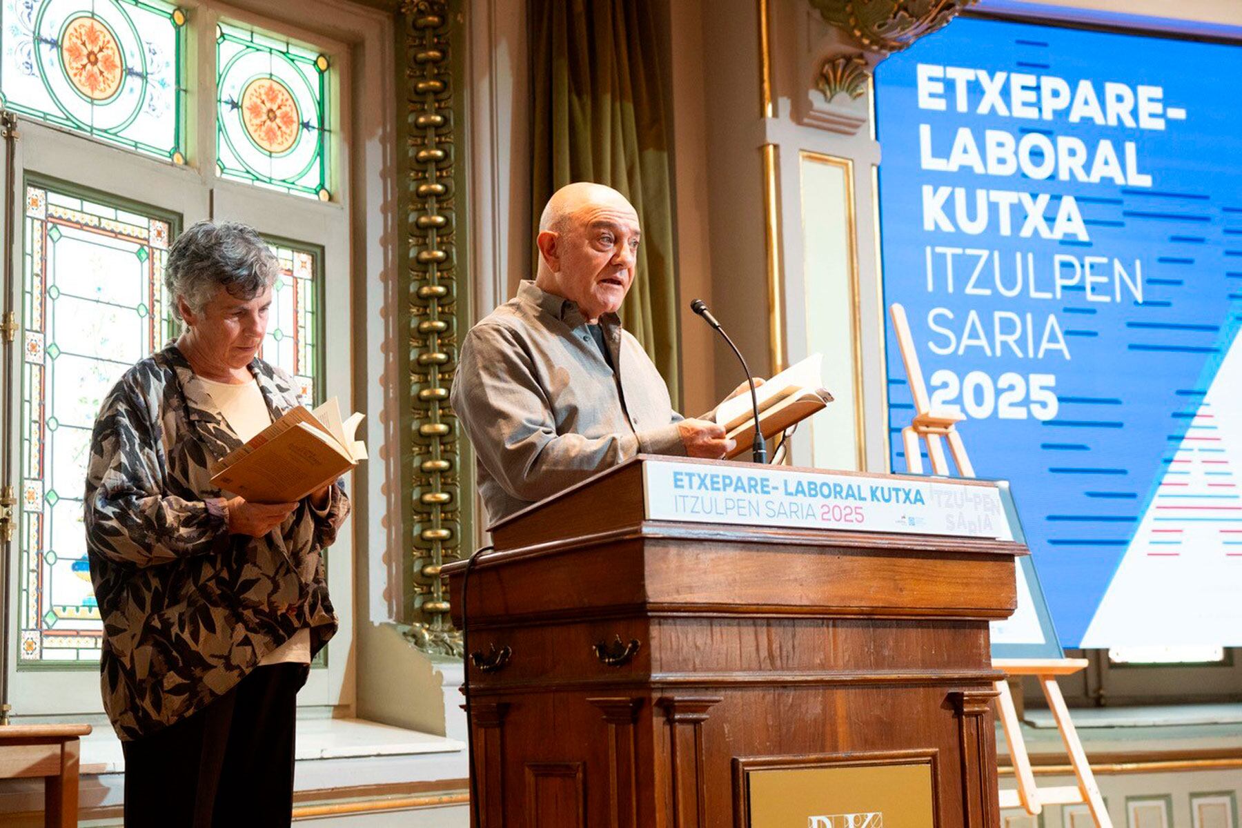 Manel Rodríguez Castelló i Tere Irastortza va llegir uns quants poemes durant l&#039;acte