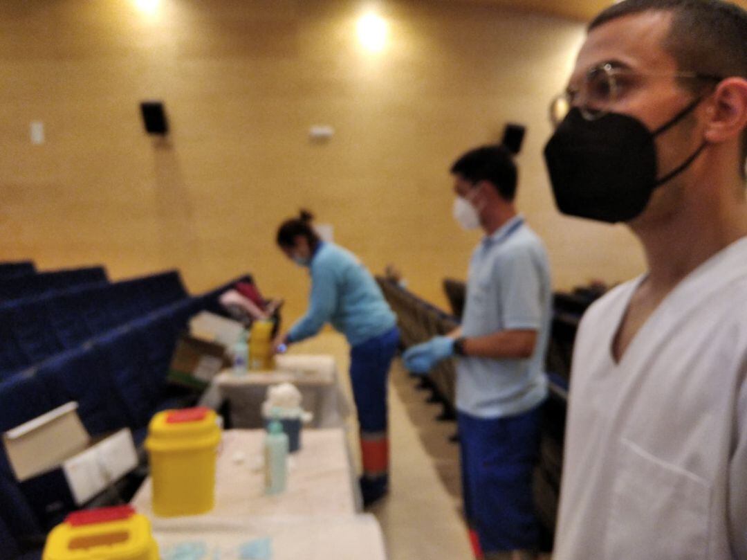 Profesionales sanitarios del Distrito Córdoba-Guadalquivir preparados durante la vacunación contra el coronavirus en los Centros Cívicos