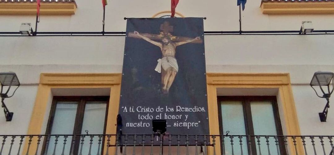 Imagen del Cristo de los Remedios en la fachada del Ayuntamiento