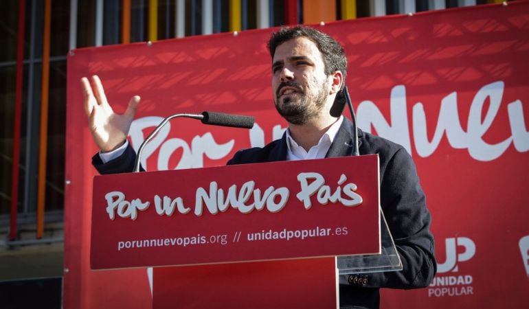 Fotografía facilitada por IU que muestra a su candidato a la presidencia del Gobierno, Alberto Garzón, durante su intervención en un acto electoral en Alcalá de Henares.