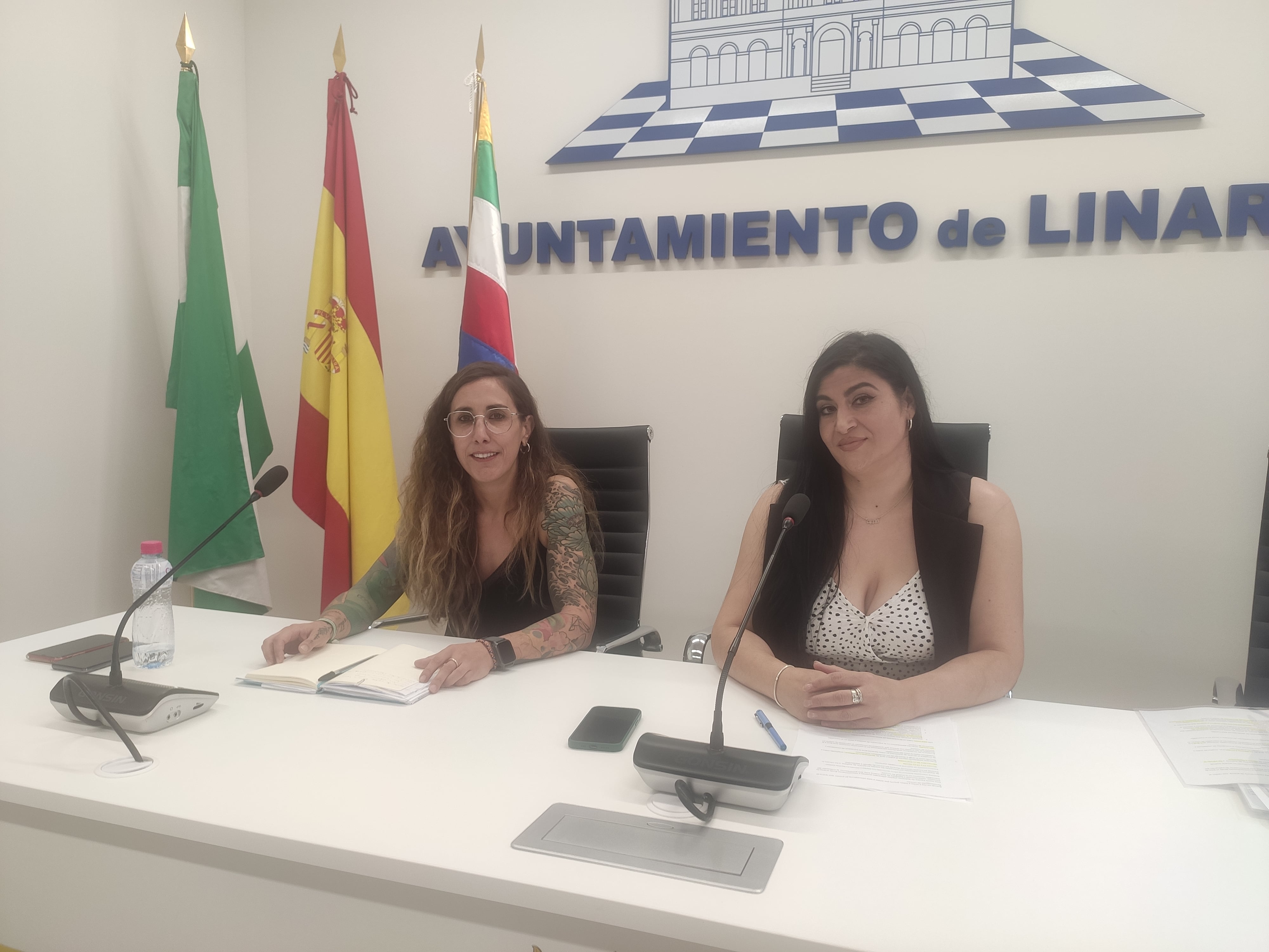 Laura Cerezuela y María José Camacho presentan el mercadillo nocturno de Linares.