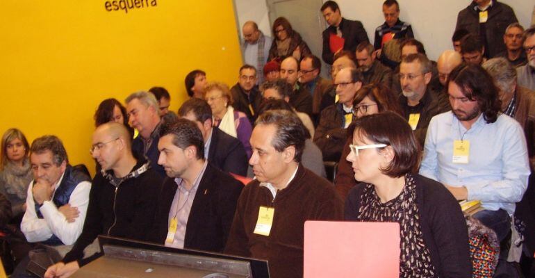 Instant de la darrera assemblea local d'Esquerra, amb Ester Alberich en primer pla, i Noemi Llauradó a l'esquerra.