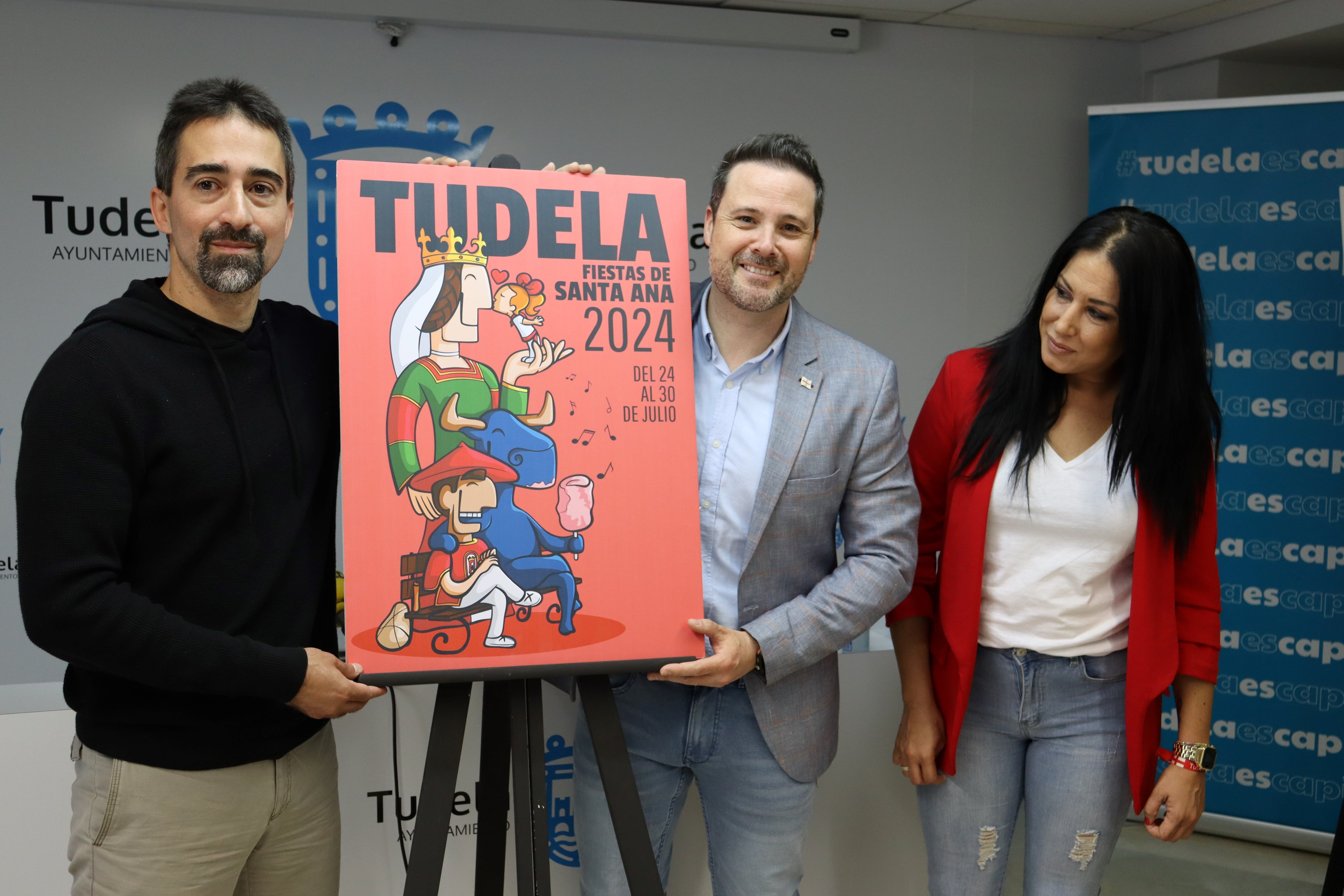 El autor del cartel ganador de Fiestas de Tudela 2024 junto al alcalde y la concejala de festejos