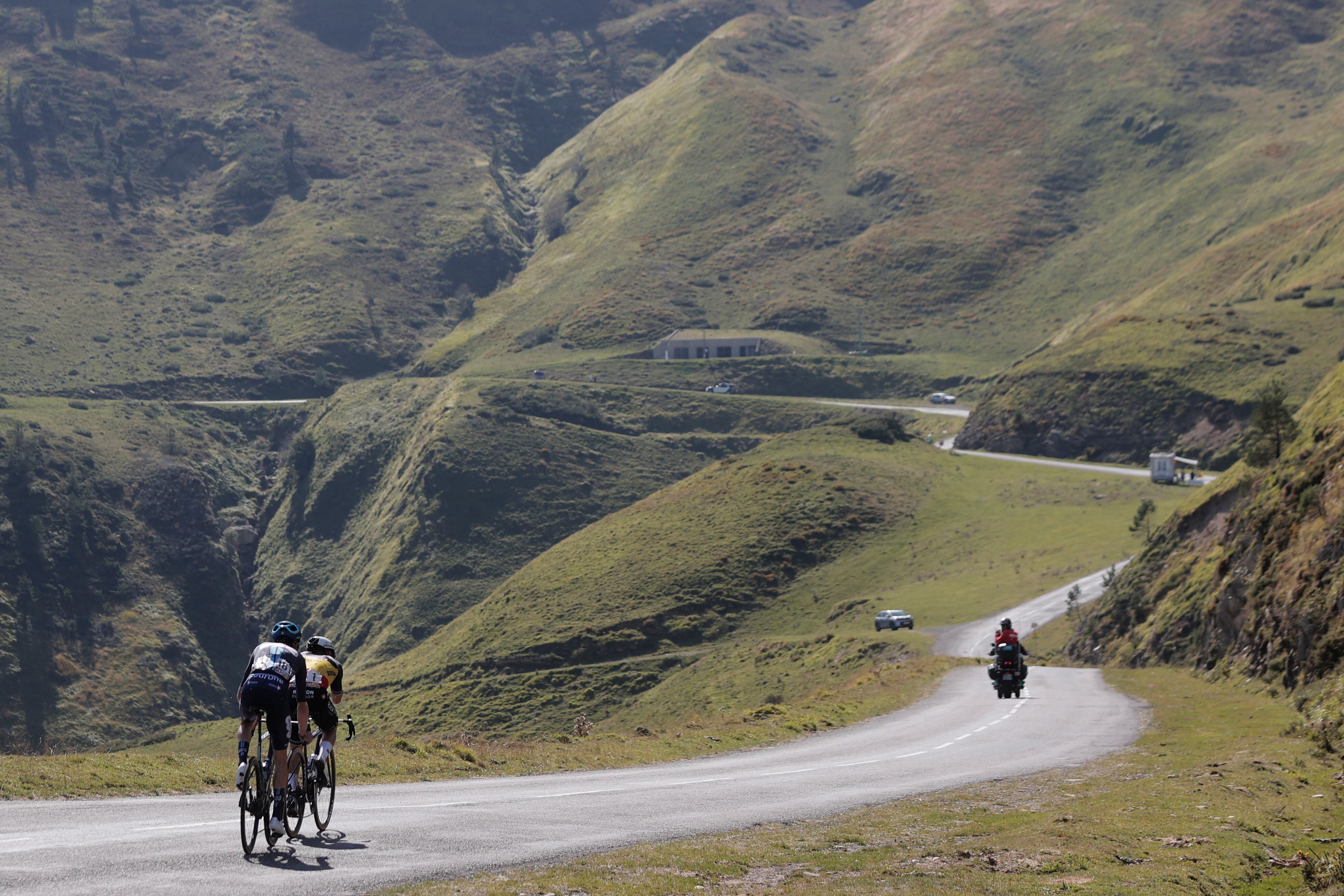 Evenepoel rueda junto a Romain Bardet durante la escapada de la decimocuarta etapa de la Vuelta a España disputada entre Sauveterre-De-Béarn y Larra-Belagua