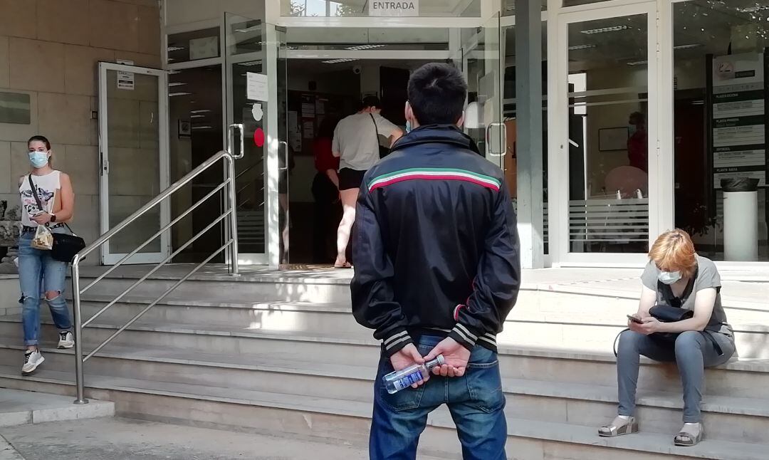 Vecinos esperando para realizar gestiones en Castelló