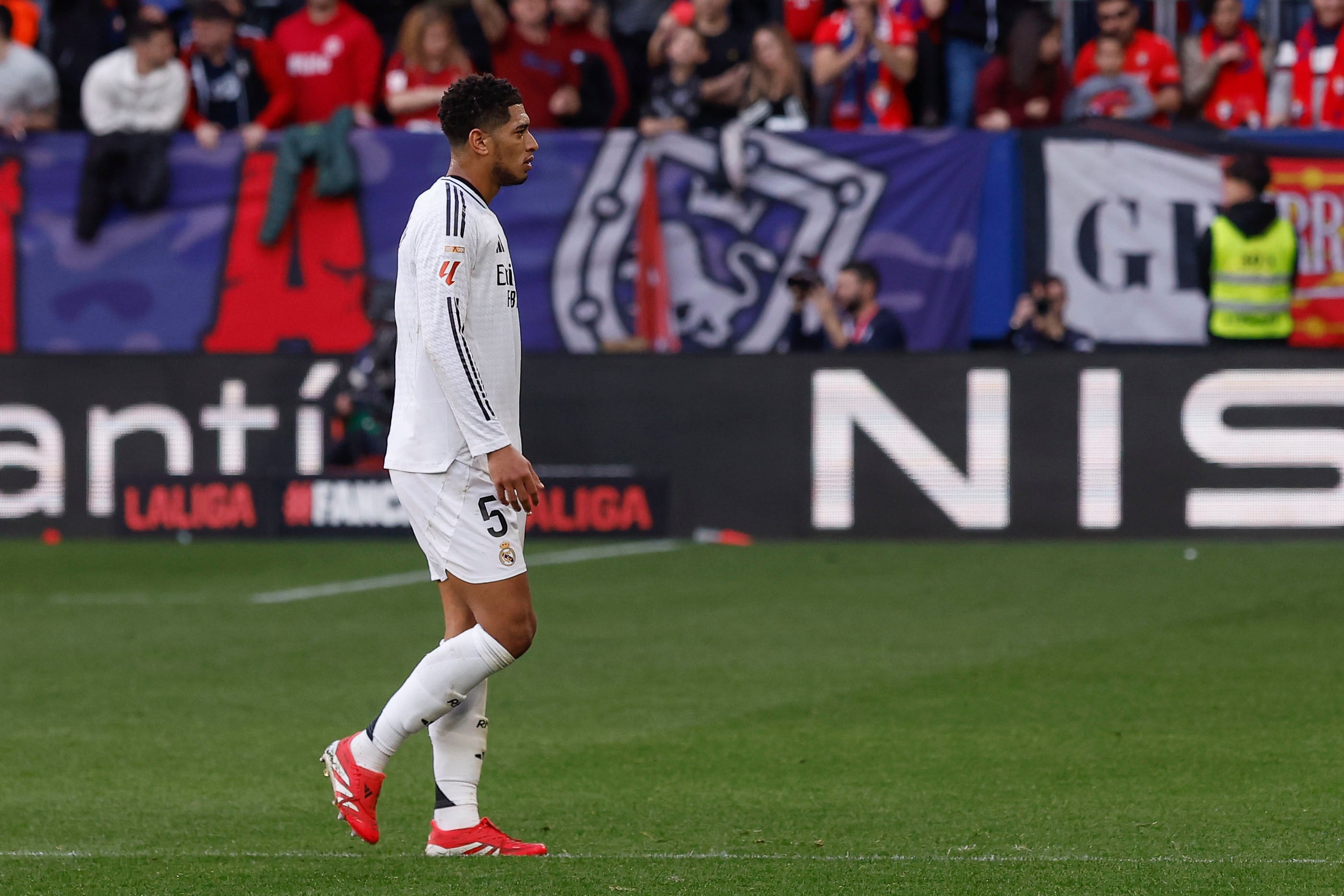 Bellingham se retira de El Sadar tras ver la roja directa en el Osasuna-Real Madrid