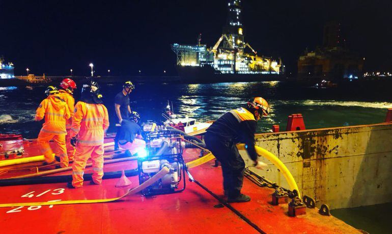 Labores de achique de agua del buque