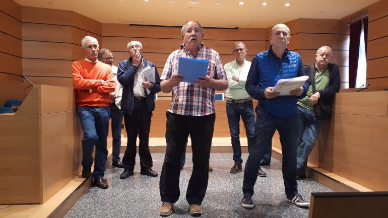 Representantes de jubilados y pensionistas explican la moción presentada en el Ayuntamiento de Eibar y sus reivindicaciones